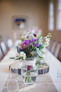 selektiv, fokus fotografering, lilla, hvit, rosa, blomst midtpunktet, klar, glass blomstervase, selektiv fokusering, fotografering, midt, glass, blomstervase, bord, dekorasjon, vase, blomst, bukett, dekor, eleganse, ordning, innendørs, bryllup, luksus, spise~~POS=TRUNC, ingen folk, restaurant, serviett, bankett, hjemlige rom, sølvtøy, feiring, blomsterdekorasjon, blomstrende plante, anlegg, friskhet, møbler, fokusere på forgrunnen, natur, stol, blomsterhodet, spisebord, skjønnhet i naturen, sårbarhet, innstilling, en haug med blomster, 5K, CC0, offentlig domene, opphavsrett gratis