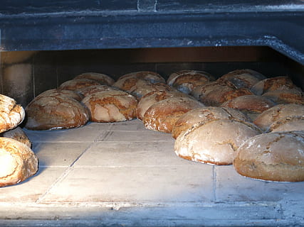 Brot backen, Brot, Ofen, backen, Lebensmittel, Bäcker, Essen, Kunst, Arbeit, gebacken, Backwaren, Snack, ein Leib Brot, lecker, Beruf, Mehl, knusprig, Frische, Essen und Trinken, keine Leute, Stillleben, drinnen, Nahansicht, Wohlbefinden, High Angle View, Vorbereitung, gesundes Essen, Geschäft, fertig für den Verzehr, Metall, Essen vorbereiten, Tablett, Tag, Backblech, 4K, CC0, gemeinfrei, lizenzfrei