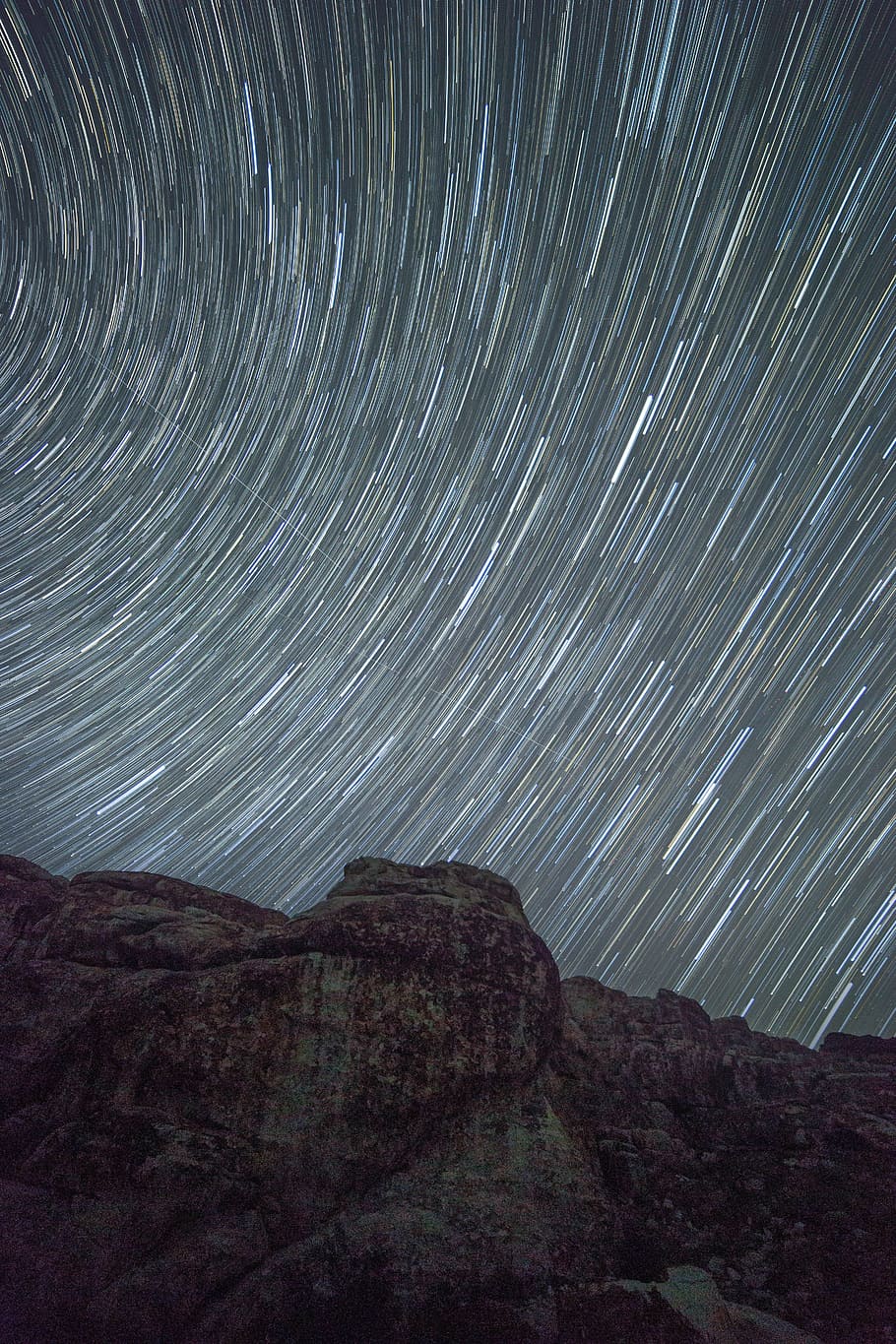 Zeitraffer Fotografie, Sterne, dunkel, Berg, Muster, Felsen, felsiger Berg, Zeitraffer, Sternspur, Stern - Raum, Langzeitbelichtung, Bewegung, Natur, Nacht-, Astronomie, keine Leute, draußen, Schönheit in der Natur, Platz, Szenen - Natur, Himmel, Ruhe, ruhige Szene, Bewegungsunschärfe, Umgebung, Rock, Felsformation, Galaxis, Formation, konzentrisch, 5K