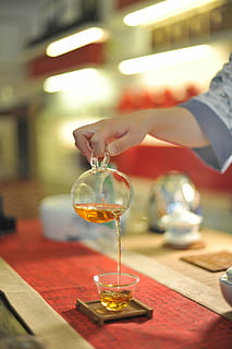 selektiv, fokus bilde, person, holding, kaster, heller, te, kopp, hånd, ekte folk, én person, menneskelig hånd, drikke, bord, mat og Drikke, forfriskning, alkohol, innendørs, menneskelig kroppsdel, livsstil, glass, fokusere på forgrunnen, vinglasset, vin, virksomhet, 5K, CC0, offentlig domene, opphavsrett gratis