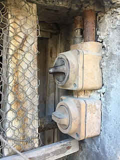 interrupteur, lumière, bouton, métal, personne, architecture, vieux, journée, structure construite, abandonné, construction de murs, endommagé, en plein air, industrie, mur, machinerie, altéré, fermer, obsolète, l'histoire, bâtiment, le passé, rouillé, 2K, CC0, domaine public, libre de droits