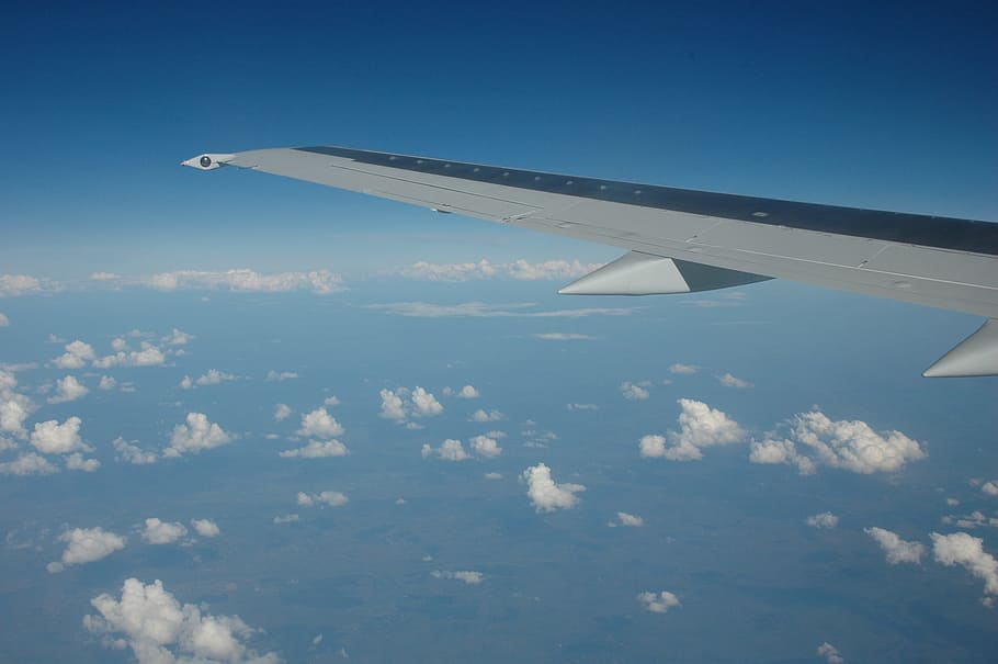 flyvningen, fly, Sky, vinger, rejse, flyet, flybillet, himmel, skyer, flyve, transportmidler, flyvende, flyvinger, blå, luftfartøj, vindue, kommerciel flyvemaskine, luft, sky - himmel, luftfoto, kigger gennem vinduet, stratosfæren, transportform, natur, ingen mennesker, på farten, bevægelse, dag, Midt i luften, miljø, udendørs, luftfartsindustrien, over, 2K