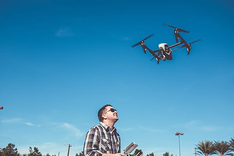 uomo, giocando, drone della fotocamera, blu, cielo, volante, telecamera, fuco, aggeggio, tecnologia, aereo, moderno, fotografia, all'aperto, tipo, occhiali da sole, contento, veicolo aereo, Inquadratura dal basso, mezz'aria, una persona, uomini, maschi, persone reali, analizzare, cercare, guardare, giorno, natura, abbigliamento casual, mezzi di trasporto, alzando lo sguardo, giovane adulto, attività di svago, 4K, CC0, dominio pubblico, privo di copyright