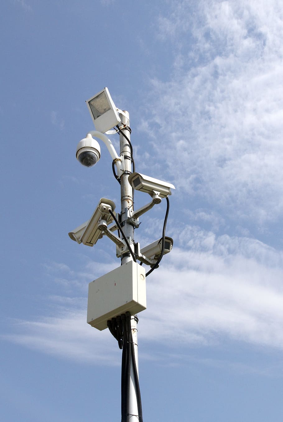 post de la càmera de seguretat, llum, CCTV, vigilància, seguretat, càmera, control, sistema, tecnologia, vídeo, protecció, monitorització, electrònica, registre, equipament, segur, privat, propietat, protegir, espia, crim, digital, mirant, alarma, cel, càmera de seguretat, vista d’angle baix, núvol - cel, sistema de seguretat, dia, pol, cap gent, naturalesa, metall, a l'aire lliure, comunicació, càmera - equip fotogràfic, temes de fotografia, càmera de vídeo domèstica, equipament elèctric, germà gran - concepte orwelliano, acer, 4K