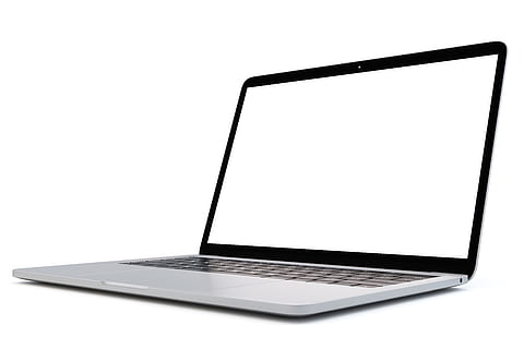 Macbook Pro, Computer, Laptop, leer, leeren, Bildschirm, Attrappe, Lehrmodell, Simulation, Technologie, kopieren sie platz, Nahansicht, Anzeige, Elektronik, tragbar, isoliert, Weiß, Hintergrund, weißer Hintergrund, 3d, machen, Abbildung 3d, 3D-Rendering, Rendern, Ausschnitt, Pfad, Beschneidungspfad, ausgeschnitten, Kommunikation, Ausrüstung, Tastatur, pc, Technik, Seite, Aussicht, kabellose Technologie, Verbindung, Studioaufnahme, Computerbildschirm, Computerausrüstung, Portabilität, Internet, keine Leute, Computernetzwerk, weiße Farbe, einzelnes Objekt, drinnen, modern, globale Kommunikation, Computerschlüssel, silberfarben, 5K