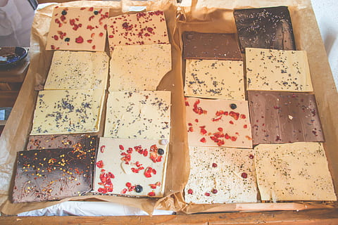 abstrakt maleri parti, assorteret, tekstiler, Brun, overflade, stadig, elementer, ting, materialer, farveprøver, blomster, teksturer, papir, indpakning, design, variation, indendørs, ingen mennesker, dag, tæt på, kinesisk urtemedicin, stilleben, høj vinkel visning, blomstermønster, mønster, bord, valg, mad og drikke, beholder, friskhed, mad, gave, stor gruppe af objekter, direkte over, arrangement, 4K, CC0, offentligt domæne, royaltyfrie