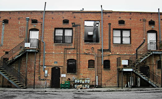 costruzione, mattoni, finestre, architettura, Casa, casa di mattoni, parete, rosso, calcestruzzo, tenuta, nuovo, esterno, moderno, industria, Residenziale, costruzione di edifici, bloccare, vero, città, cemento, muro di mattoni, cielo, materiali da costruzione, costruzione domestica, tubi, urbano, le scale, porte, elettrico, simmetrico, vecchio, esterno dell'edificio, struttura costruita, finestra, mezzi di trasporto, strada, mattone, giorno, quartiere residenziale, modo di trasporto, nessuno, all'aperto, Entrata, porta, danneggiato, questioni sociali, vicolo, 2K, CC0, dominio pubblico, privo di copyright