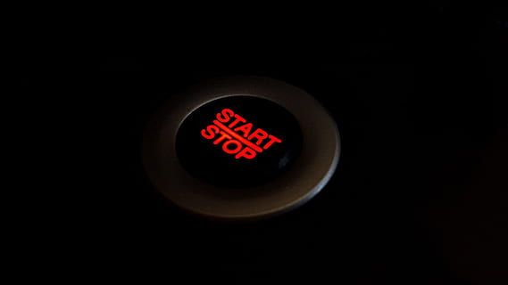 empezar, parar, botón, diseño, computadora, comienzo, detener, toque, encender, calculadora, ordenador personal, contacto, símbolo, apagar, motor, rojo, nadie, foto de estudio, fondo negro, de cerca, adentro, comunicación, iluminado, número, forma geometrica, circulo, tecnología, texto, controlar, forma, copia espacio, firmar, Pantalla digital, coche, interior del vehículo, presionar el botón, 4K, CC0, dominio público, libre de derechos