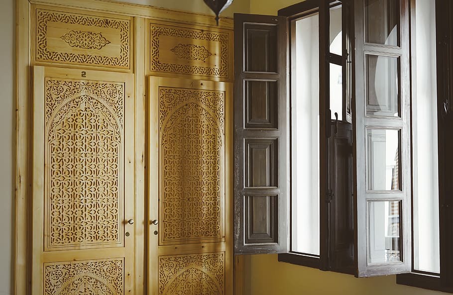 fotografia de casa, obert, finestres, gris, fusta, emmarcat, finestra de vidre, marró, portes, endins, habitació, finestra, cec, armari, llum de la finestra, cecs de fusta, ornamentat, generós, decoratiu, llum natural, textura, patró, aire fresc, ombra de la finestra, finestra cega, obre la finestra, esculpir, arquitectura, a l'interior, cap gent, edifici, porta, estructura construïda, interior de casa, disseny, entrada, decoració, funció de construcció de parets, casa, color daurat, riquesa, material de fusta, artesania, interior de l'aparador, luxe, 2K