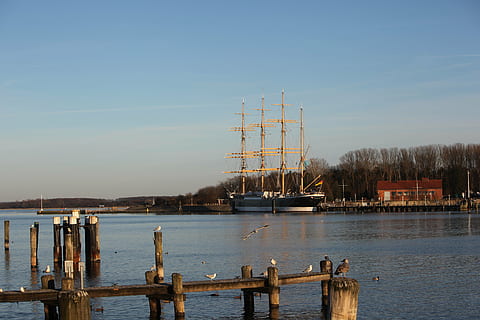 quattro padroni, lago, acqua, nave, Travemünde, nave nautica, porto, barca a vela, mare, cielo, natura, giorno, struttura costruita, architettura, cielo sereno, mezzi di trasporto, nessuno, fiume, molo, legno - materiale, modo di trasporto, all'aperto, copia spazio, industria, lungomare, inviare, post in legno, 5K, CC0, dominio pubblico, privo di copyright