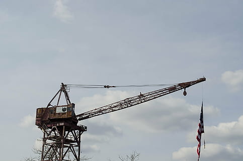 macara, baltimore, steag, maşină, echipament greu, mașini, industrie, macara - utilaje pentru constructii, industrie de contructie, cer, clădire - activitate, echipament, santier, albastru, nor - cer, zi, dezvoltare, natură, arhitectură, vedere unghiulară joasă, în aer liber, mașinărie de construcție, nici o persoana, metal, ocupaţie, echipament de constructie, construită, 1080P, CC0, domeniu public, fără drepturi de autor