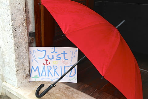 Boda, casar, pantalla, comunicación, texto, día, nadie, arquitectura, escritura occidental, al aire libre, estructura construida, rojo, creatividad, exterior del edificio, naturaleza, ciudad, número, luz del sol, carta, mensaje, multi color, Arte y artesanía, 5K, CC0, dominio público, libre de derechos
