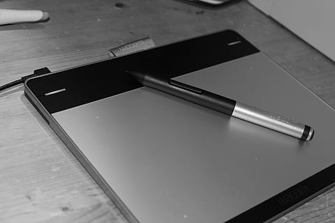 tavoletta, penna, computer, pc, elettricamente, tecnologia, scrivania, personaggi, design, tavolo, in casa, nessuno, strumento di scrittura, natura morta, vista dall'alto, avvicinamento, legno - materiale, concentrarsi sulle conoscenze acquisite, attività commerciale, diario, ufficio, carta, due oggetti, formazione scolastica, comunicazione, forniture per ufficio, 5K, CC0, dominio pubblico, privo di copyright