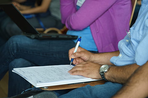 mand, sidder, skrive, papir, forlade, udskrift, blok, seminar, studerende, noter, undersøgelse, uddannelse, bedrift, hånd, menneskelig hånd, pen, skrivning, Bestil, Kvinder, offentliggørelse, menneskelig kropsdel, midsection, voksen, en person, indendørs, afslappet tøj, note pad, rigtige mennesker, herrer, signering, 5K, CC0, offentligt domæne, royaltyfrie