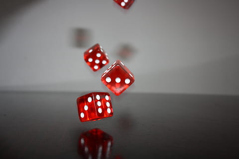 terning, rød, Spille, punkter, held, gambling, terninger, mulighed, fritidsspil, kunstkultur og underholdning, lempelse, fritidsaktivitet, bevægelse, indendørs, bord, risiko, succes, terningform, kasino, sløret bevægelse, kaste, ingen mennesker, vinder, natteliv, 4K, CC0, offentligt domæne, royaltyfrie