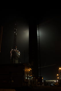 notte, sito di costruzione, costruzione, luce, Torre, gru, lavoro, illuminato, struttura costruita, esterno dell'edificio, architettura, nessuno, cielo, industria, fabbrica, natura, alto - alto, Inquadratura dal basso, città, attrezzatura per l'illuminazione, all'aperto, buio, macchinario, combustibile e produzione di energia, sviluppo, 4K, CC0, dominio pubblico, privo di copyright