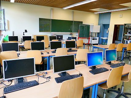 appartement, écrans d'ordinateur, clavier, salle informatique, formation en informatique, école, salle d'entrainement, chaise, éducation, salle de cours, siège, à l'intérieur, moniteur d'ordinateur, table, ordinateur, La technologie, apprentissage, équipement informatique, affaires, ordinateur de bureau, affaire d'entreprise, meubles, Université, absence, Bureau, plafond, 4K, CC0, domaine public, libre de droits