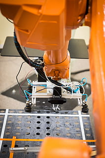 blanc, noir, fils de câble, robot, bras, La technologie, bras de robot, robotique, Kawasaki, science, Orange, technologie, électronique, automatique, automatisation, industrie, équipement, machinerie, couleur orange, usine, fabrication, partie machine, à l'intérieur, équipement de fabrication, métal, personne, fermer, affaires, contrôle, Industrie électronique, câble, production de carburant et d'électricité, complexité, ligne de production, industrie aérospaciale, industrie métallurgique, équipement industriel, équipement électrique, 2K, CC0, domaine public, libre de droits