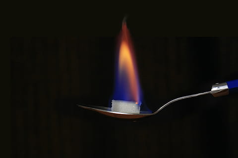 sucre, cullera, foc, cremar, dolç, negre, marca, flama, cremats, cremant, foc - fenomen natural, calor - temperatura, fons negre, tir de l'estudi, a l'interior, primer pla, cap gent, naturalesa, matchstick, sol objecte, moviment, centrar-se en primer pla, brillant, generació de combustible i energia, equipament d’il·luminació de partit, fum - estructura física, estri de cuina, 4K, CC0, domini públic, lliure de regalies