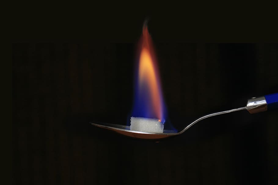 sucre, cullera, foc, cremar, dolç, negre, marca, flama, cremats, cremant, foc - fenomen natural, calor - temperatura, fons negre, tir de l'estudi, a l'interior, primer pla, cap gent, naturalesa, matchstick, sol objecte, moviment, centrar-se en primer pla, brillant, generació de combustible i energia, equipament d’il·luminació de partit, fum - estructura física, estri de cuina, 4K