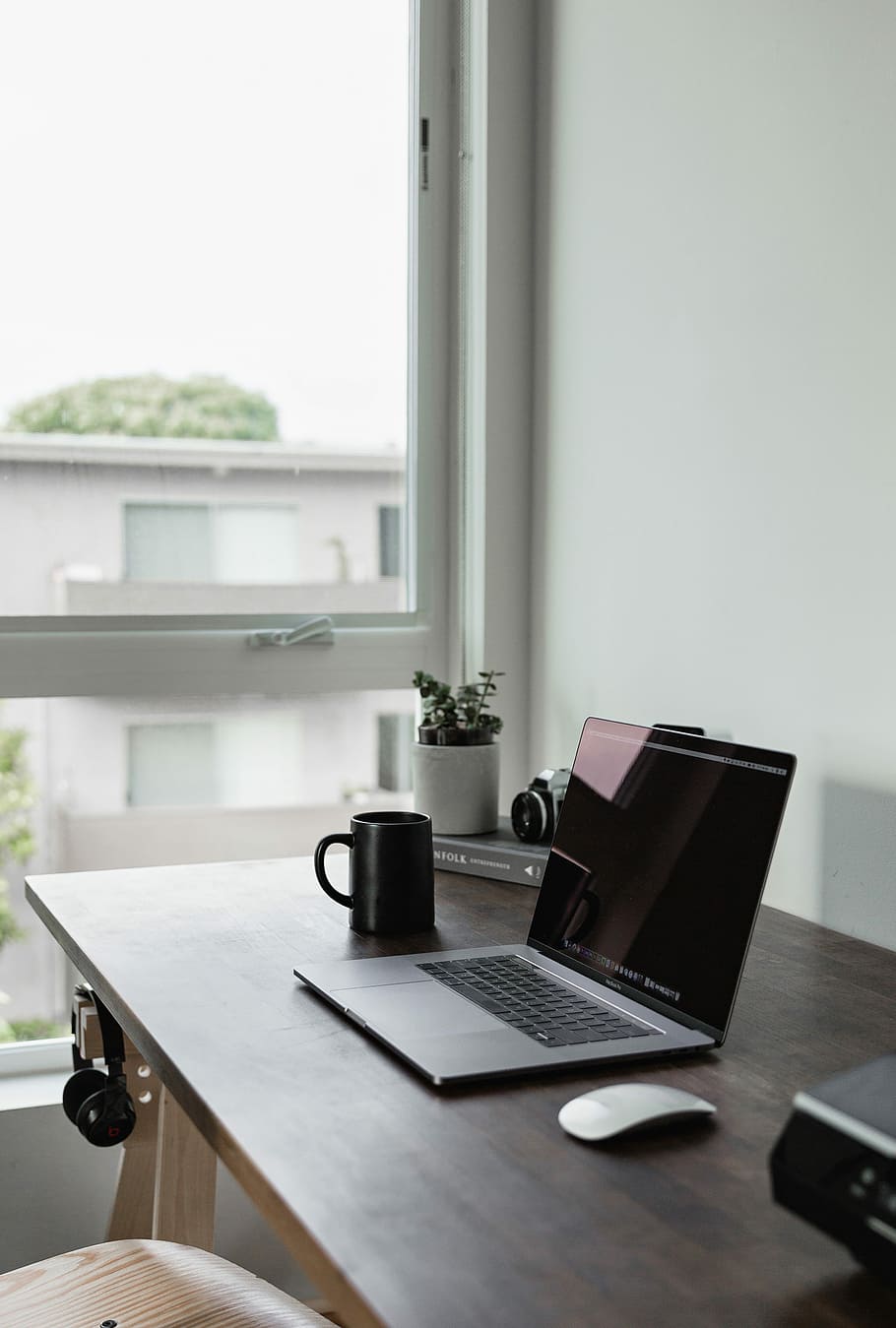 vendt, bærbar computer, væg, tur, bærbar, sort, krus, skrivebord, arbejde, arbejdsplads, arbejdsområde, kontor, hjemmekontor, lys, åben, kamera, plante, kaffe, minimal, minimalistisk, teknologi, tech, computer, grå, hjem, bord, trådløs teknologi, indendørs, vindue, forbindelse, hjem interiør, dag, meddelelse, møbel, ingen mennesker, kop, mad og drikke, drikke, fokus på forgrunden, stilleben, 4K