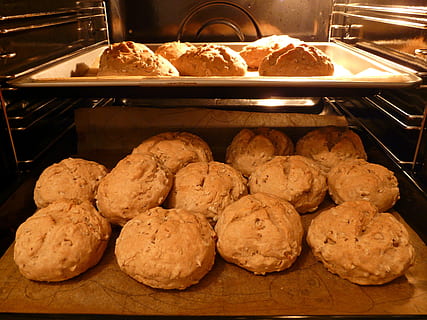 rotolo, suscitare, pane, infornare, forno, calore, mangiare, cibo, croccante, fatti in casa, cibo e bevande, al forno, freschezza, indulgenza, in casa, cibo dolce, tentazione, pronto a mangiare, nessuno, dolce, natura morta, mangiare malsano, biscotto, memorizzare, avvicinamento, vassoio, articolo da forno, teglia, preparando il cibo, spuntino, biscotto con gocce di cioccolato, 2K, CC0, dominio pubblico, privo di copyright
