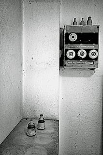 boîte à fusibles, vieux, actuel, sauvegarde, des sauvegardes, alimentation électrique, boîte à fusibles électriques, elektrik, construction de murs, à l'intérieur, personne, nature morte, mur, fermer, récipient, intérieur de la maison, structure construite, architecture, journée, absence, matériel d'éclairage, objet unique, texturé, art et Artisanat, équipement ménager, modèle, 5K, CC0, domaine public, libre de droits