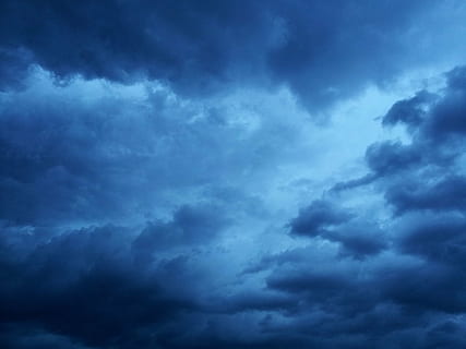 nuvens de tempestade, trovoada, nuvens escuras, forma de nuvens, humor, atmosfera, chuva, nuvens, frente, tempestade, céu, azul, céu noturno, nuvem - céu, cloudscape, céu dramático, céu mal-humorado, Nuvem de tempestade, nublado, origens, Sombrio, meio Ambiente, natureza, beleza na natureza, scenics - natureza, ninguém, vento, meteorologia, abstrato, clima, sinistro, fraco, azul escuro, 2K, CC0, domínio público, royalty free
