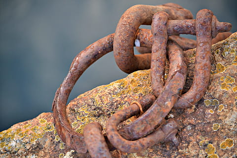 řetěz, háček, rez, kov, žehlička, zvětralý, zrezivělý, molo, rezavý, ocel, odkaz, síla, železo - kov, detail, nikdo, venku, den, zaměřit se na popředí, pokles, spojení, zhoršení, starý, run-down, poškozen, texturou, zastaralý, bezpečnostní, bezpečnost, 2K, CC0, veřejná doména, bez autorských práv