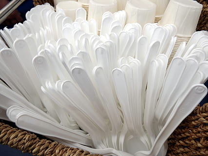buchet, disponibil, linguri, cupe, ustensilă, plastic, ustensile de bucătărie, tacâmuri, alimente, culoare alba, a închide, în interior, nici o persoana, prospeţime, grup mare de obiecte, natură moartă, frumusețe în natură, plantă, petală, vulnerabilitate, fragilitate, aranjament, floare, model, natură, abundenţă, inflorescenţă, zi, 4K, CC0, domeniu public, fără drepturi de autor