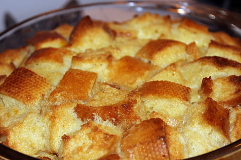 pudim de pão, Comida, sobremesa, pão, pudim, tradicional, caseiro, delicioso, canela, ovos, leite, feriado, Natal, comida e bebida, frescura, fechar-se, cozido, dentro de casa, comida doce, ninguém, pronto para comer, doce, utensílio de cozinha, equipamento doméstico, bolo, celebração, simplicidade, bem-estar, Alimentação saudável, metal, fruta, lanche, tentação, 2K, CC0, domínio público, royalty free