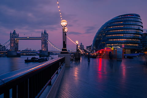 puesta de sol, Palacio Municipal, puente de la Torre, Londres, urbano, edificio, ciudad, lugar famoso, noche, arquitectura, río, puente - estructura hecha por el hombre, río Támesis, paisaje urbano, escena urbana, Londres, Inglaterra, oscuridad, horizonte urbano, Reino Unido, iluminado, Inglaterra, crepúsculo, estructura construida, destinos de viaje, exterior del edificio, torre, reflexión, vida en la ciudad, ciudades capitales, azul, viaje, cielo, rascacielos, agua, transporte, conexión, puente, turismo, edificio de oficinas exterior, altura maxima, nadie, al aire libre, aguja, 4K, CC0, dominio público, libre de derechos