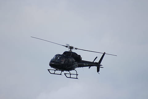 helikopter, flyvningen, fornøjelse, luft show, luftbårne, luftfart, klinge, chopper, copter, flyvende, heli, transportmidler, transportform, luftfartøj, himmel, militær, propel, natur, på farten, redde, nødtjeneste beskæftigelse, Midt i luften, regering, lav vinkel visning, bevægelse, beskæftigelse, ulykker og katastrofer, sundhedspleje og medicin, rejse, redningsarbejder, 5K, CC0, offentligt domæne, royaltyfrie