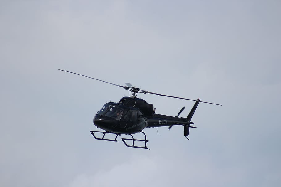 helikoptéra, let, potěšení, letecké show, ve vzduchu, letectví, čepel, vrtulník, létající, heli, přeprava, způsob dopravy, leteckého vozidla, nebe, vojenský, vrtule, Příroda, na cestách, zachránit, povolání, střední vzduch, vláda, nízký úhel pohledu, pohyb, obsazení, nehody a katastrofy, zdravotnictví a lékařství, cestovat, záchranář, 5K