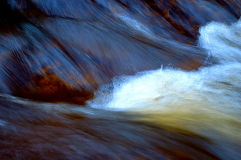 aigua, corrent, fons, element, naturalesa, macro, la vida, cascada, riu, aigua que flueix, ràpida, rock - object, moviment borrós, a l'aire lliure, escenics, bellesa a la natura, moviment, cap gent, poder, poder a la natura, exposició llarga, mar, onada, rock, dia, velocitat, sòlid, esquitxades, escenics - natura, que flueix, 1080P, CC0, domini públic, lliure de regalies