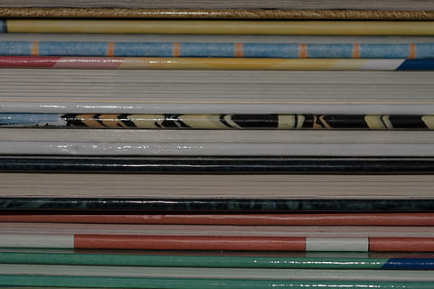 libri, pila, pila di libri, mensola, azione, conoscere, biblioteca, imparare, copertina, nessuno, pubblicazione, libro, formazione scolastica, fotogramma intero, avvicinamento, in casa, scelta, grande gruppo di oggetti, variazione, modo di trasporto, natura morta, multicolore, vista dall'alto, sfondi, ordine, apprendimento, di fila, preparativi, 4K, CC0, dominio pubblico, privo di copyright