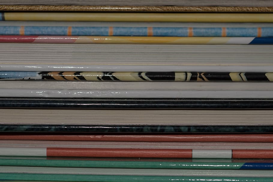 llibres, pila, pila de llibres, prestatge, estoc, saber, biblioteca, aprendre, coberta, cap gent, publicació, llibre, educació, marc complet, primer pla, a l'interior, elecció, gran grup d'objectes, variació, manera de transport, natura morta, multicolor, vista d’angle alt, fons, ordre, aprenentatge, en fila, arranjament, 4K