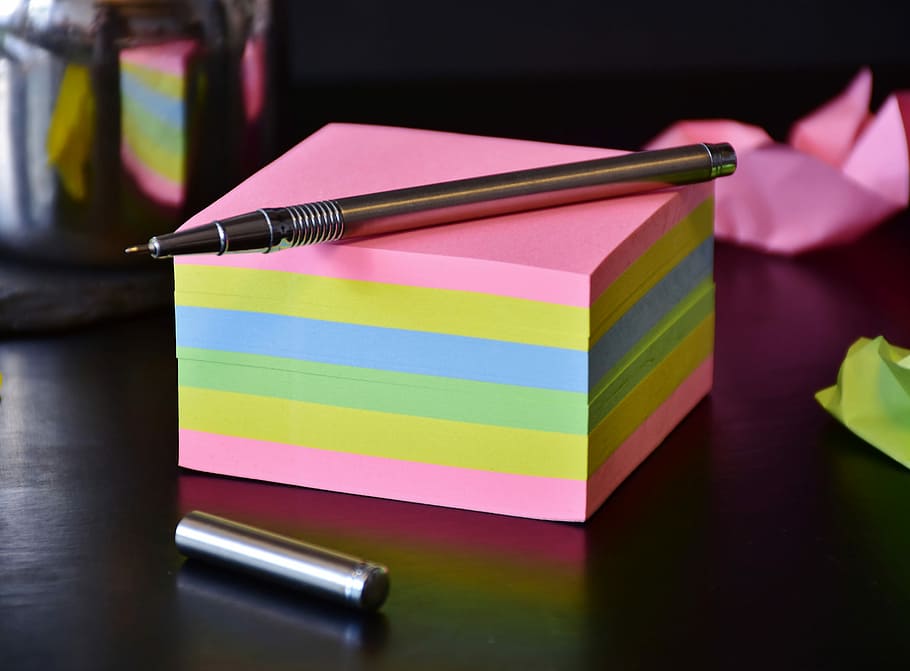overfladisk, fokus fotografering, Brun, kuglepen, lyserød, grøn, boks, papir, blok, forlade, Bemærk, ekspression, Post-it, notesblok, Sticky note, selvklæbende notat, memo, hukommelse, gå ind, Skriv ned, pen, kontor, liste, multi farvet, indendørs, lyserød farve, kreativitet, Kunst og håndværk, ingen mennesker, bord, tæt på, valg, variation, uddannelse, stilleben, blyant, note pad, forretning, påmindelse, lilla, sort baggrund, 5K