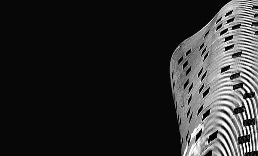 weißes Textil, Gebäude, die Architektur, Fenster, Fassade, Detail, Textur, Kurve, Muster, Schwarz und weiß, einfarbig, dunkel, modern, Tube, Spanien, Plaza Europa, Haut, Hotel, Barcelona, toyo ito, porta fira, kopieren sie platz, keine Leute, Nacht-, Flachwinkelansicht, schwarzer Hintergrund, Himmel, gebaute Struktur, Reiseziele, Kunst, Kultur und Unterhaltung, Kunst und Handwerk, Kreativität, Gebäudehülle, klarer Himmel, Studioaufnahme, Tourismus, Natur, ausgeschnitten, 8K, CC0, gemeinfrei, lizenzfrei