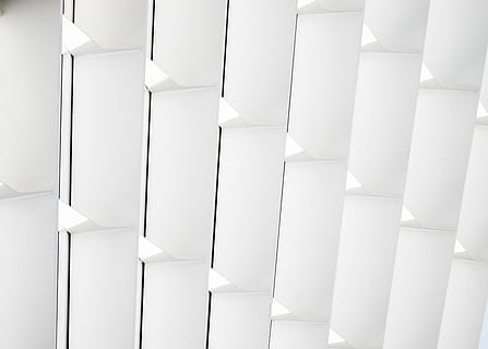 persianes de finestres blanques, sense títol, arquitectura, blanc, forma, triangle, art, calatrava, museu d'art de Milwaukee, museu, Milwaukee, fons, marc complet, cap gent, Color blanc, patró, a l'interior, resum, fons abstractes, disseny, primer pla, modern, pila, gris, art i artesania, forma geomètrica, gran grup d'objectes, venda al detall, color plata, lluminós, 5K, CC0, domini públic, lliure de regalies