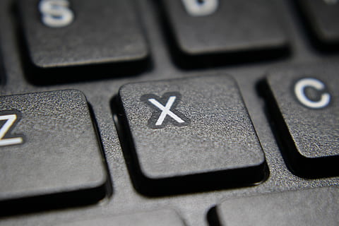 klawiatura, kran, komputer, urządzenie wejściowe, peryferia, laptop, klawiatura komputerowa, czarny, gabinet, sprzęt komputerowy, wkład, klucz komputera, technologia, zbliżenie, Internet, naciśnij przycisk, wyposażenie komputera, połączenie, porozumiewanie się, część komputerowa, żadnych ludzi, selektywne skupienie, technologia bezprzewodowa, kalkulator, biznes, tekst, studio strzał, śieć komputerowa, 5K, CC0, domena publiczna, darmowe zdjęcia
