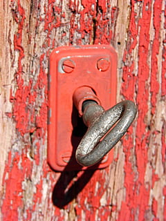 gancio in acciaio grigio, chiave, serratura, rustico, porta, rosso, metallo, avvicinamento, nessuno, protezione, maniglia, sicurezza, vecchio, legno - materiale, Entrata, arrugginito, giorno, buco della serratura, chiavistello, intemperie, fotogramma intero, all'aperto, chiodo, 4K, CC0, dominio pubblico, privo di copyright