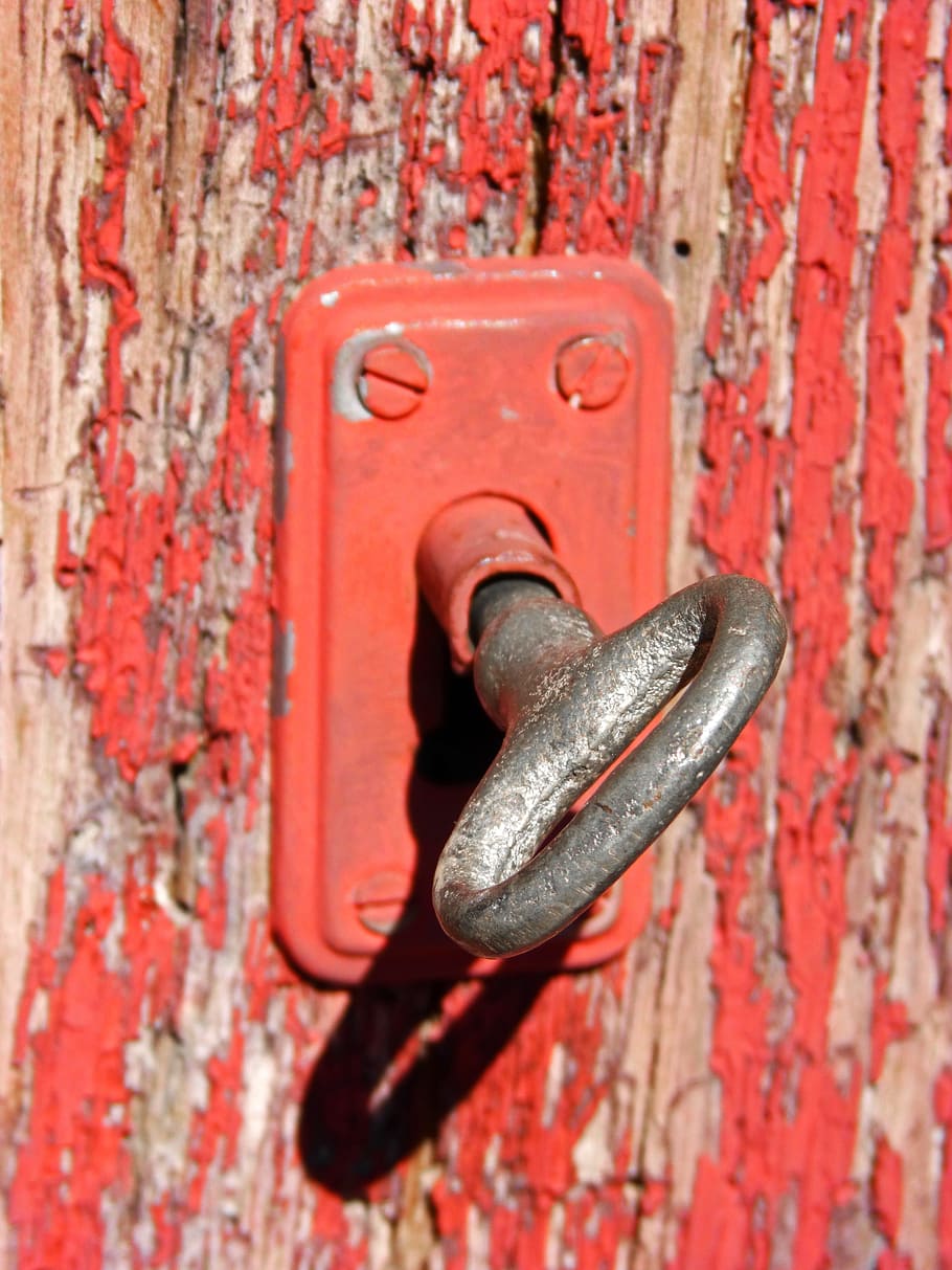 gancio in acciaio grigio, chiave, serratura, rustico, porta, rosso, metallo, avvicinamento, nessuno, protezione, maniglia, sicurezza, vecchio, legno - materiale, Entrata, arrugginito, giorno, buco della serratura, chiavistello, intemperie, fotogramma intero, all'aperto, chiodo, 4K