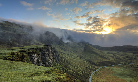 cima di montagna nebbiosa, rotolamento, collina, d'oro, ora, nebbia, nube, strada, itinerario, scogliera, pendenza, pendio, montagna, vista, panoramico, foschia, carreggiata, autostrada, paesaggio, ambiente, scenics - natura, bellezza nella natura, nuvola - cielo, cielo, scena tranquilla, la tranquillità, scena non urbana, natura, nessuno, idilliaco, terra, scena rurale, erba, pianta, giorno, colore verde, all'aperto, paesaggio drammatico, paesaggio ondulato, 5K, CC0, dominio pubblico, privo di copyright