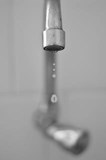 grifo, soltar, cocina, agua, de cerca, metal, baño, nadie, lavabo, adentro, centrarse en primer plano, movimiento, enfoque selectivo, que cae, naturaleza, agua corriendo, baño doméstico, fugas, mojado, pureza, fluido, la caída del agua, agua que fluye, 4K, CC0, dominio público, libre de derechos