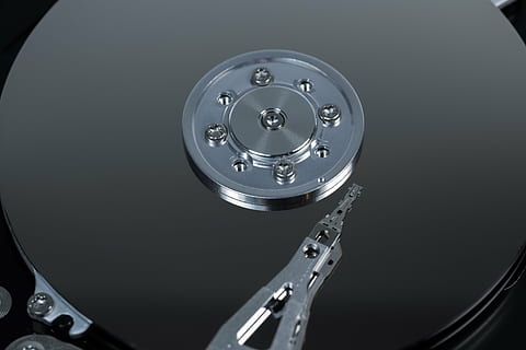hårddisk, hdd, hårdvara, dator, disk, makro, datalagring, teknologi, läsa huvuden, inre arbeten, komponent, chip, Det, magnetiska huvuden, sata, styrelse, digital, databehandling, moderkort, skrivhuvuden, magnetisk datalagring, data, Skära ut, nål, edp, detalj, minneskrets, dator del, datorutrustning, elektrisk utrustning, närbild, metall, förbindelse, kommunikation, inget folk, inomhus, silverfärgad, högvinkelvy, förvaringsutrymme, Utrustning, elektronikindustrin, bakgrunder, skrivbords PC, global kommunikation, 4K, CC0, offentligt domän, royaltyfria
