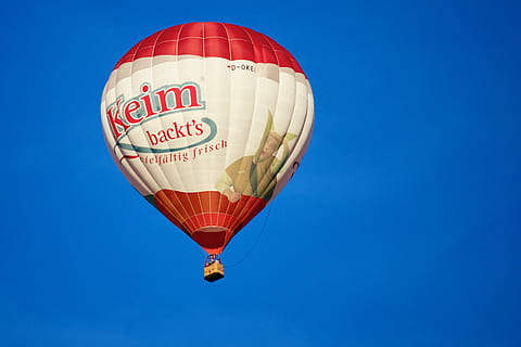 globus, germen, forner, volar, globus d'aire calent, volant, aventura, cel, esport, vehicle aeri, transport, cistella, viatjar, aire, multicolor, calor - temperatura, blau, a l'aire, vermell, naturalesa, cel clar, còpia espai, manera de transport, cap gent, a l'aire lliure, celebració, festival de globus, 4K, CC0, domini públic, lliure de regalies