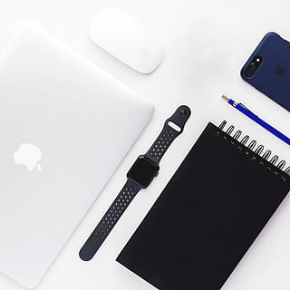 ploché, položit, fotografování, prostor, šedá, hliníkové pouzdro na jablko, hodinky, nike sportovní skupina, spirála kniha, macbook, bílý, jablko kouzelná myš, Černá, iphone 7, Plus, modrý, jablko, nike +, sportovní skupina, horní, povrch, chytré hodinky, notebook, pero, vysoký úhel pohledu, uvnitř, nikdo, Černá barva, stálý život, detail, psaní, poznámkový blok, bílé pozadí, technologie, vydání, stůl, studio shot, móda, bezdrátové technologie, zařízení, bílá barva, kopie prostor, rezervovat, nehet, 2K, CC0, veřejná doména, bez autorských práv