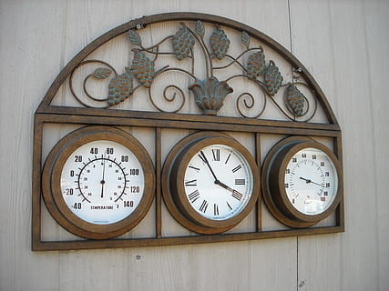 kobber, temperatur, ur, fugtighed, termometer, hygrometer, romertal, vindruer, patina, tid, cirkel, ingen mennesker, form, geometrisk form, indendørs, murbygningsfunktion, nummer, tidsinstrument, nøjagtighed, uret ansigt, træ - materiale, tæt på, antik, vægur, valg, design, variation, minut hånd, 2K, CC0, offentligt domæne, royaltyfrie