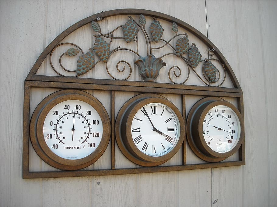 kobber, temperatur, ur, fugtighed, termometer, hygrometer, romertal, vindruer, patina, tid, cirkel, ingen mennesker, form, geometrisk form, indendørs, murbygningsfunktion, nummer, tidsinstrument, nøjagtighed, uret ansigt, træ - materiale, tæt på, antik, vægur, valg, design, variation, minut hånd, 2K